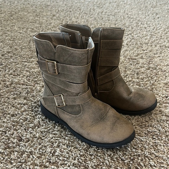 NWOT Kids Tan Boots size 4 - Picture 1 of 6